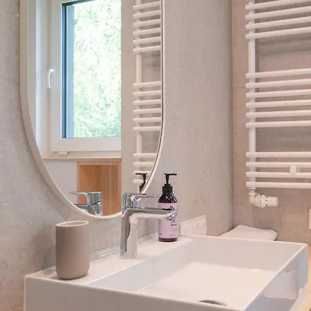 فيلة W Willi Z Ogrodem Surfingbird