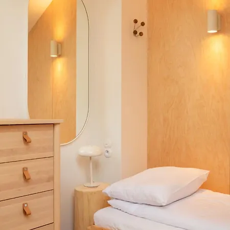 فيلة W Willi Z Ogrodem Surfingbird