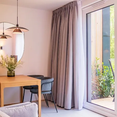 فيلة W Willi Z Ogrodem Surfingbird *