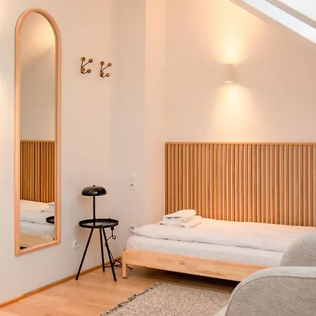 فيلة W Willi Z Ogrodem Surfingbird