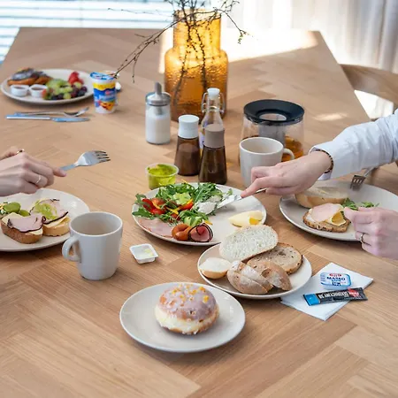 W Willi Z Ogrodem Surfingbird جيفيجينا